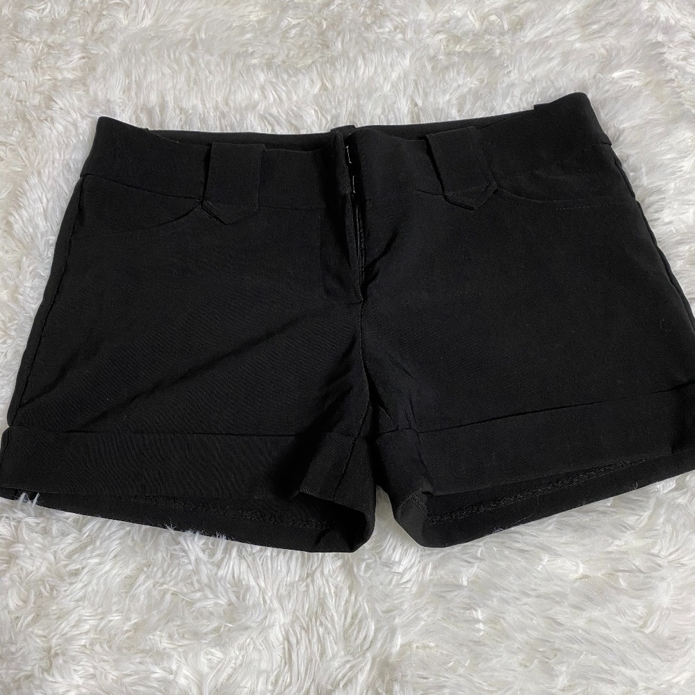 Black dress shorts with pockets. Size Medium.